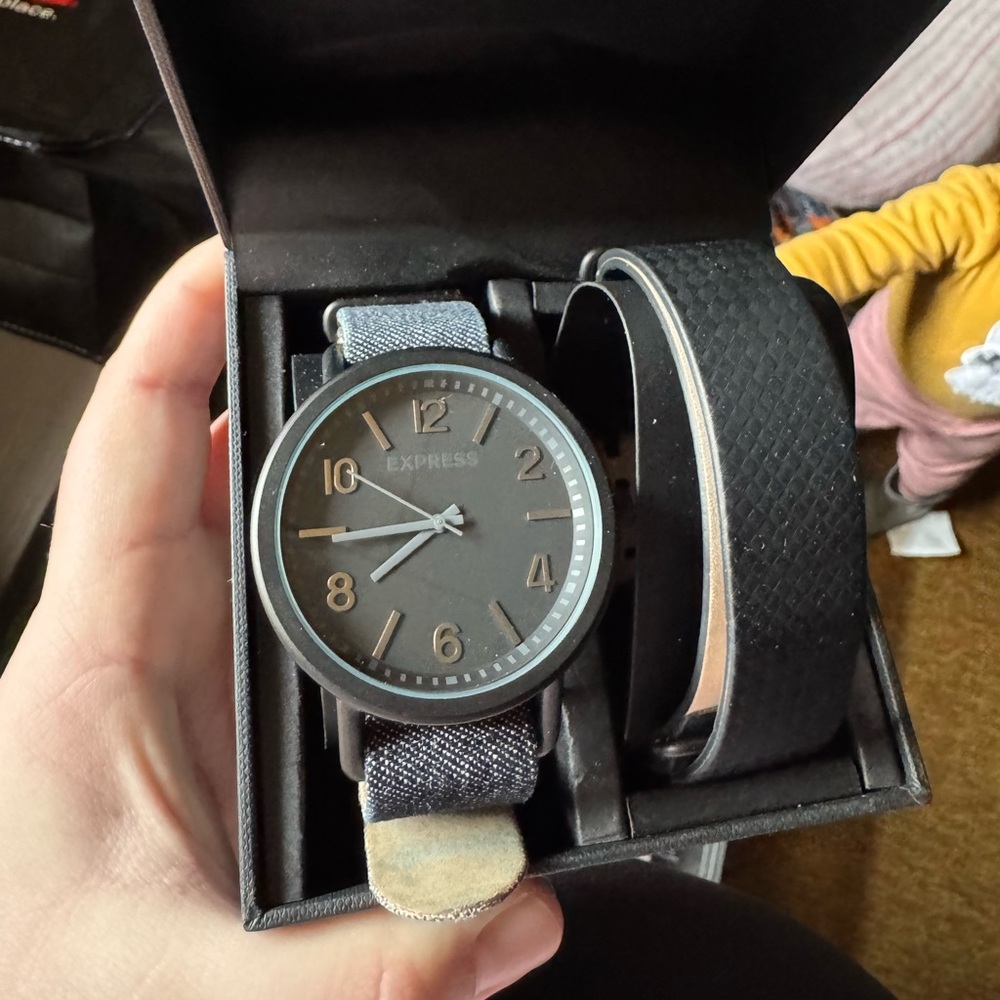EXPRESS mens watch with extra band - Picture 3 of 13